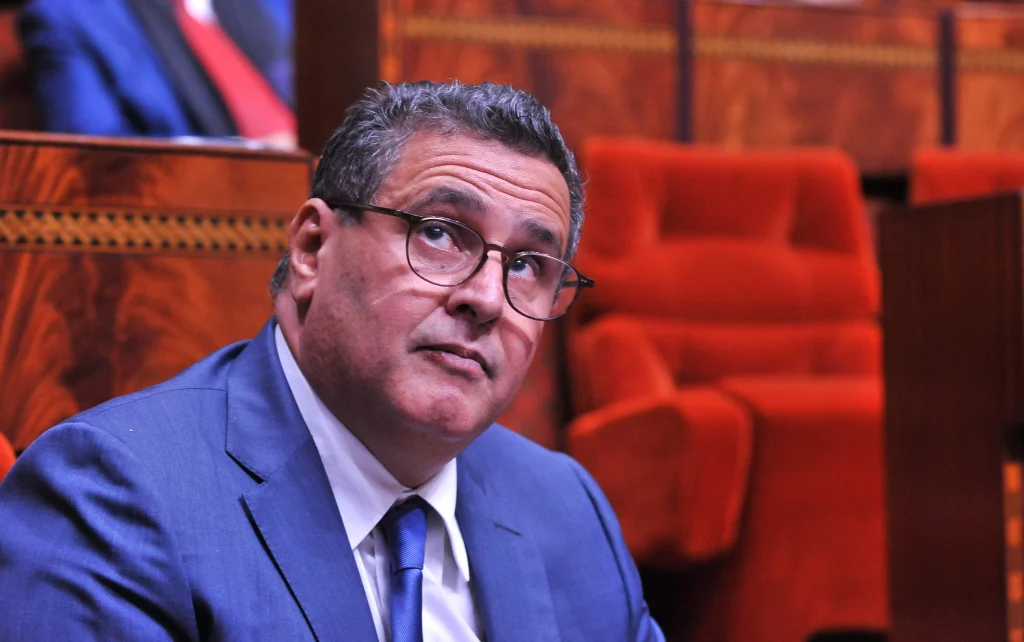 الحكومة تدعو الموظفين إلى الاعتناء بملابسهم