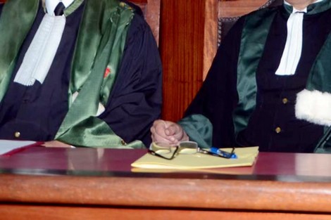 هل يجوز للشرطة القضائية الاستماع واستنطاق قضاة التسريب الصوتي؟ لماذا جاء في بلاغ الوكيل العام للملك بالدار البيضاء خرق خطير للمادة 266 من قانون المسطرة الجنائية؟ هل محاباة المحامون تبرر خرق القانون ونسف صورة دولة المؤسسات ودولة الحق والقانون التي مازال الجميع يبحث عنها؟