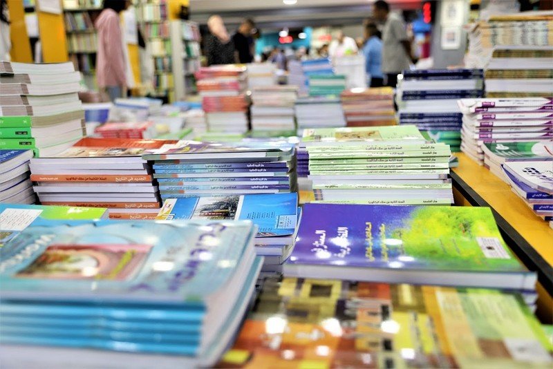 كتبيون يطالبون وزير التجارة بالتدخل لإنهاء الاحتكار