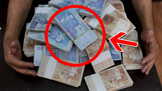 سائق طاكسي يعثر على حقيبة بها ملايين ويعيدها لصاحبها