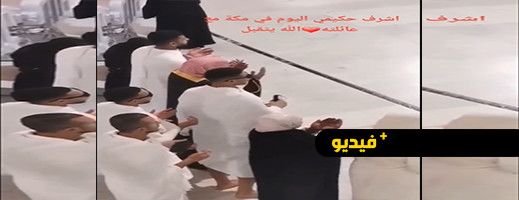 أشرف حكيمي يؤدي مناسك العمرة رفقة والدته