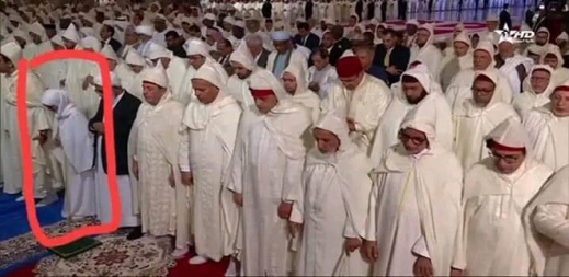 هذه حيثيات ظهور امرأة وهي تصلي في صفوف الرجال خلف الملك