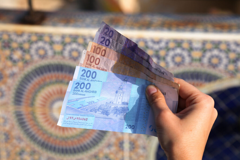 بنك المغرب يكشف ترويج أوراق نقدية مزورة