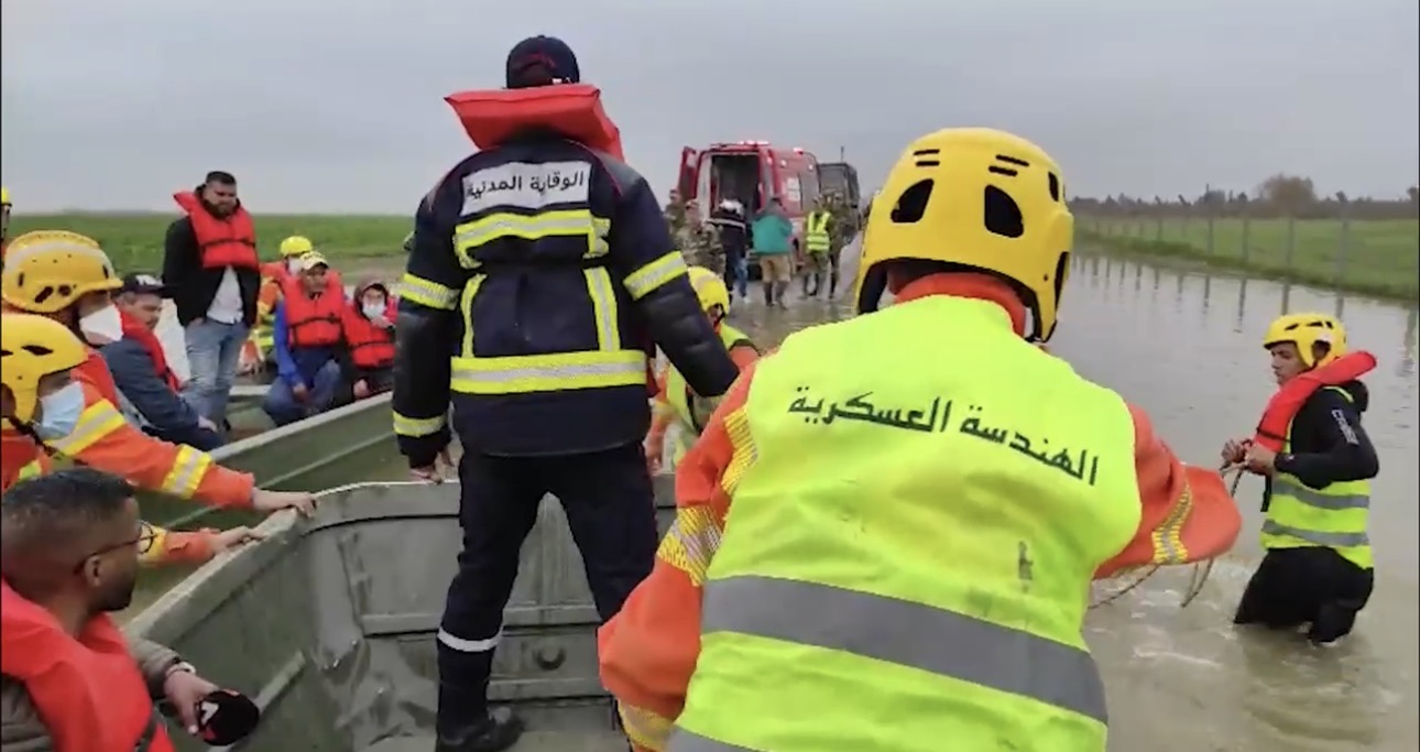 المياه تحاصر الدوار والجيش يتدخل لإنقاذ أسرة (فيديو) المياه تحاصر الدوار والجيش يتدخل لإنقاذ أسرة (فيديو)