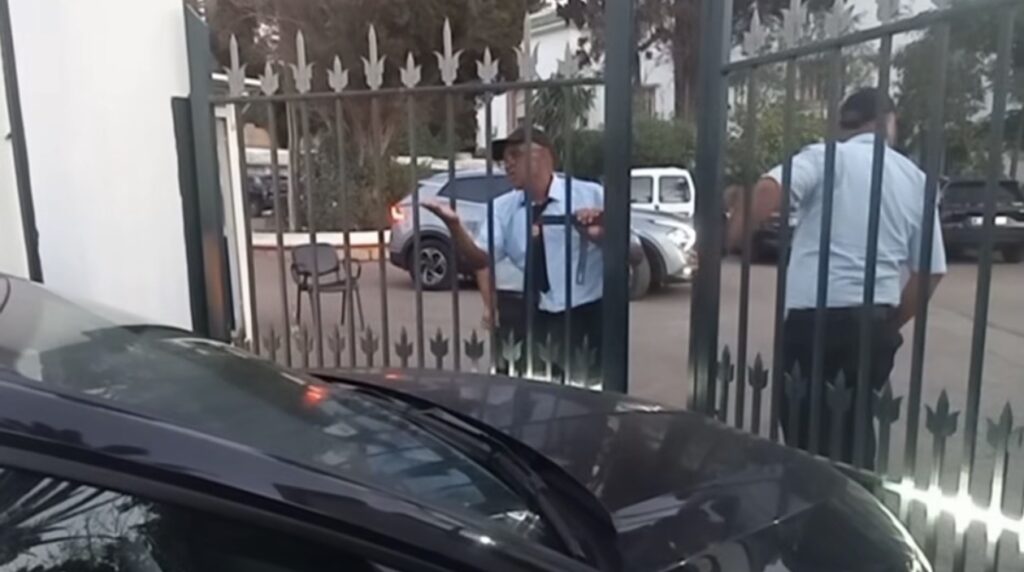 طرد حارس أمن بعد منعه وفداً يضم مستشار وزير التربية والتعليم من الدخول